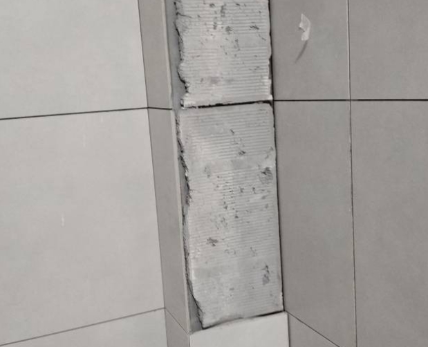 邵阳市瓷砖空鼓维修公司分享下瓷砖施工前基层浇水润湿程度不足，可能导致以下问题
